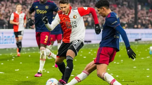 Santi Giménez gambeteó a Edson Álvarez y estuvo muy cerca de anotar.