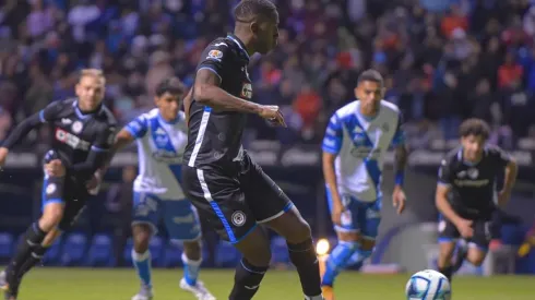 Carneiro al marcar desde los once metros