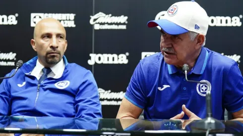 Óscar Pérez fue presentado como director deportivo y Ricardo Ferretti como DT en Cruz Azul.