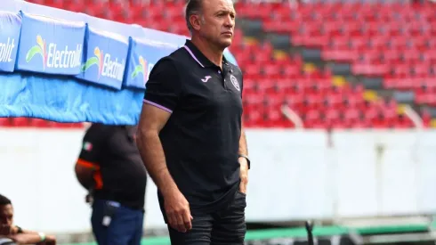 El profesor Nicolás Morales manifestó su descontento por la derrota.