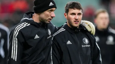 Santi Giménez quedó fuera del 11 inicial del Feyenoord en la Europa League.