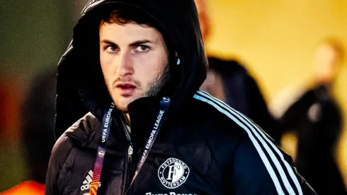 Santi Giménez quedó fuera de último momento del 11 inicial del Feyenoord.