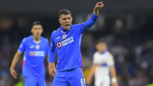 Erik Lira en un partido con Cruz Azul