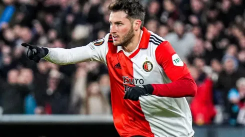 Santi Giménez anotó gol y adelantó al Feyenoord en los Octavos de Europa League.