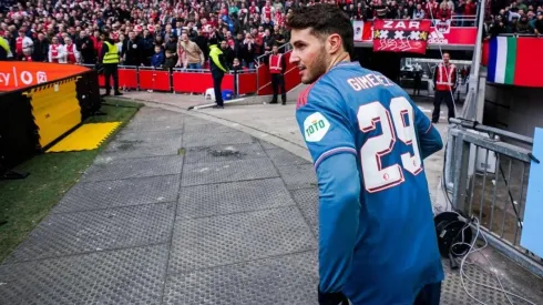 Santiago Giménez ante el Ajax