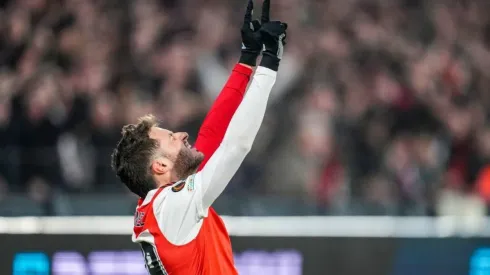 Santiago Giménez en un partido con el Feyenoord