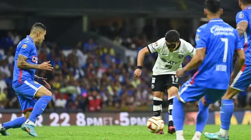 Los seguidores de Cruz Azul reprocharon el desempeño del defensa celeste.