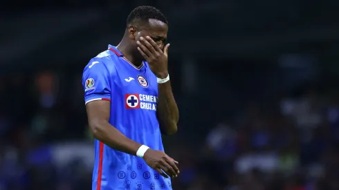 Michael Estrada cometió una dura entrada sobre Álvaro Fidalgo y se fue expulsado.