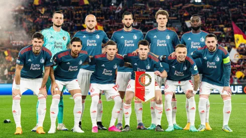 Santi Giménez arrancó como titular con el Feyenoord ante La Roma.