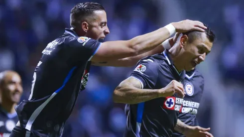 PUEBLA, MEXICO - FEBRERO 17: Julio Cesar Dominguez del Cruz Azul en festejo con Ramiro Funes Mori despues de anotar el segundo gol durante el juego de la jornada 8 del Torneo Clausura 2023 de la Liga BBVA MX en el Estadio Cuauhtemoc el 17 de Febrero de 2023 en Puebla, Mexico. (Foto: JAM MEDIA via Enfoque)