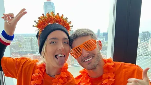 Santiago Giménez junto con su prometida