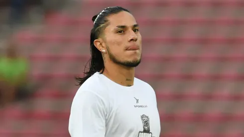 El defensor mexicano llegó esta misma a Ciudad de México para ser presentado como nuevo jugador de La Máquina.