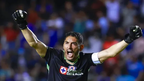 El portero de Cruz Azul sigue sin renovar su contrato pero ya habría decidido cuándo reunirse con el club para resolver su situación.