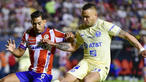 SAN LUIS, MEXICO - MAYO 10: Ricardo Chavez (I) del San Luis y Jonathan Rodriguez (D) del America disputan el balon durante el juego de ida de los cuartos de final del Torneo Clausura 2023 de la Liga BBVA MX en el Estadio Alfonso Lastras el 10 de Mayo de 2023 en San Luis, Mexico. (Foto: Ricardo Hernandez/JAM MEDIA)
