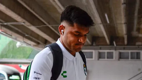 El delantero mexicano ya lució los colores celestes pero dejó una frase que no gustará a la afición.