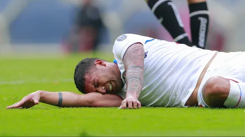 Juan Escobar se retiró de Cruz Azul con una lesión