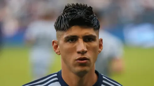 El delantero mexicano maneja tres propuestas, pero los directivos de Cruz Azul lo estarían espantando.