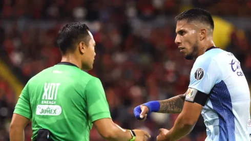 El defensor mexicano fue el encargado de llevar la cinta de capitán ante la ausencia de Juan Escobar.