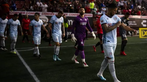 Carlos Salcedo comandaría la defensa de Cruz Azul.