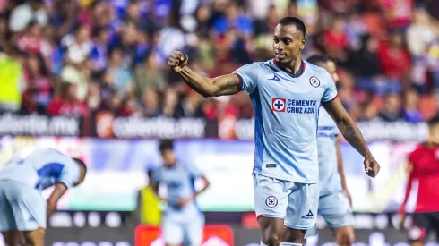 El defensor colombiano no pudo viajar con el resto de sus compañeros hacia los Estados Unidos al no poseer Visa.