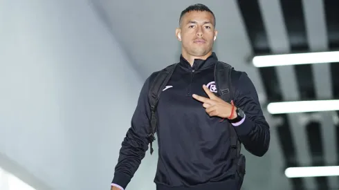 El jugador chileno ignoró un partido trascedental para la institución celeste y en cambio se despachó en felicitar a un amigo.