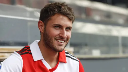 Santiago Giménez renovó con el Feyenoord hasta 2027