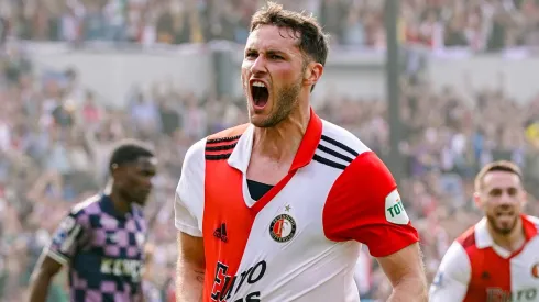 Santiago Giménez renovó con el Feyenoord hasta 2027