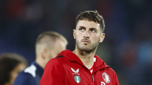 El delantero mexicano renovpo su vínculo con el Feyenoord hasta el 2027.