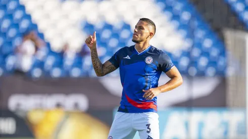 El defensor de los cementeros se vio involucrado en un percance con un fanático del conjunto celeste.