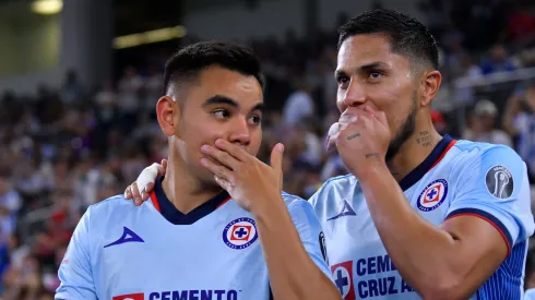 Carlos Salcedo tuvo que abandonar el terreno de juego por molestias físicas.