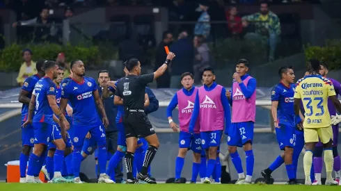 La roja contra Charly fue decretada por el VAR.