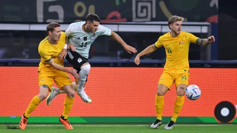 Santiago Giménez falló un penal ante Australia