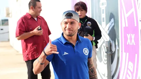 Desde medios paraguayos se aseguró que la esposa del jugador de Cruz Azul faltó a los juicios orales y públicos en su contra.