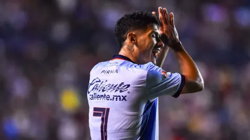 El delantero mexicano tiene un estilo peculiar que no convence a nadie.