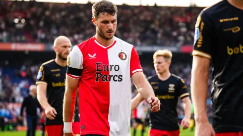 Santiago Giménez no jugará en la Champions.