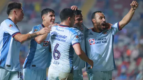 AGUASCALIENTES, MEXICO - OCTUBRE 4: Angel Sepulveda del Cruz Azul en festejo con sus companeros de equipo despues de anotar el primer gol durante el juego de la jornada 11 del Torneo Apertura 2023 de la Liga BBVA MX en el Estadio Victoria el 4 de Octubre de 2023 en Aguascalientes, Mxico. (Foto: Luis Cano/JAM MEDIA)