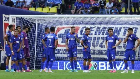 El entrenador cementero sigue firme en su idea de jugar con cinco defensores a pesar de que no le ha traído buenos resultados.