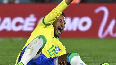 El jugador brasileño será operado después de romperse el ligamento cruzado de la rodilla en el duelo que disputaron Brasil vs. Uruguay.