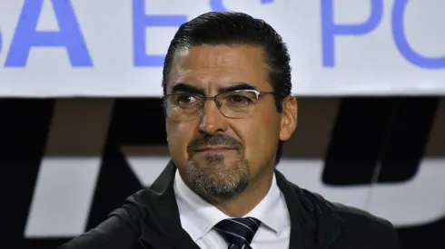 El entrenador cada vez está siendo más cuestionado pero el se mantiene firma en su idea de jugar con cinco defensores.