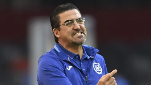 El entrenador de los cementeros cada vez está siendo más criticados por unas decisiones que pocos -o ninguno- entienden.