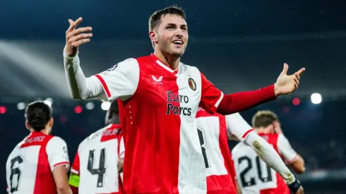 Santi Giménez firmó doblete en su debut.