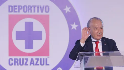 Sobre el ex presidente cementero pesan órdenes de captura pero el mantiene que es inocente. En su primera aparición después de tres años criticó al equipo.