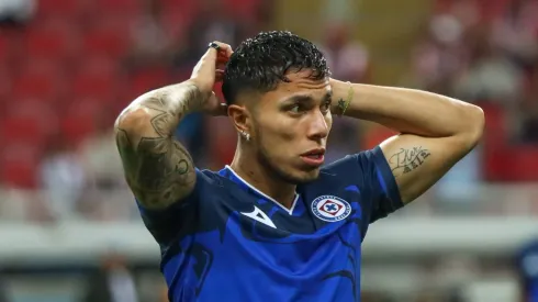 El defensor mexicano no cumplió con las expectativas y estuvo involucrado en hechos extracancha que le ganaron la crítica de la afición.