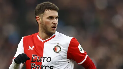 El delantero mexicano anotó el gol de descuento de su equipo que cayó ante el PSV y se aleja de la punta.