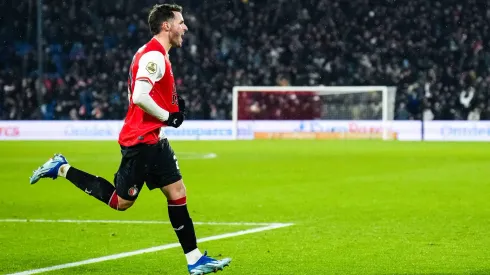 El interncional mexicano escribió su nombre en letras doradas en el campeonato de los Países Bajos. Superó un récord que había impuesto el goleador uruguayo.