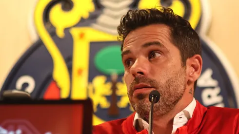 El entrenador argentino llegó con puño de hierro al conjunto tapatío y el delantero sería una de las salidas probables del equipo.