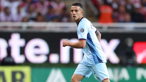 El mediocampista colombiano ya posó con los colores de su nuevo club en Rusia.