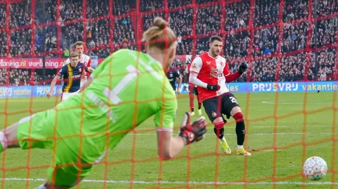 El delantero mexicano no tuvo su mejor día y desaprovechó la más clara de su equipo.