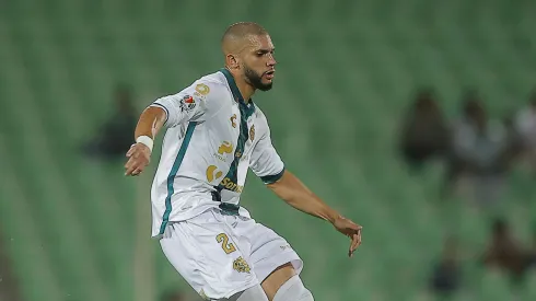 El fichaje del defensor mexicano está tomando tintes similares a lo que pasó un semestre atrás con el zaguero carioca.