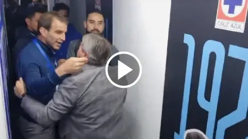 Iván Alonso y Miguel Herrera protagonizaron un final caliente en el Azul